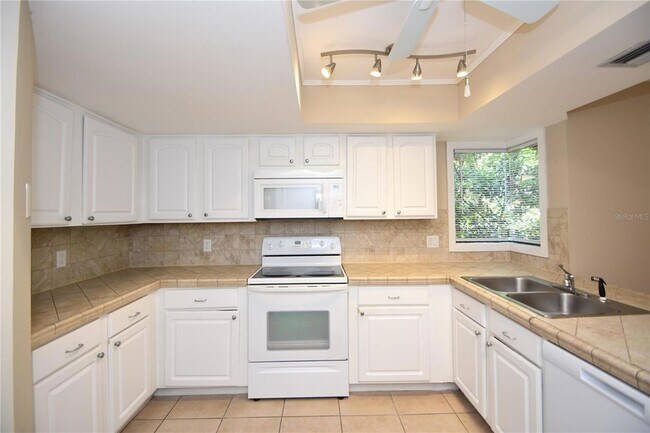 Building Photo - 6 Broadmore Cir