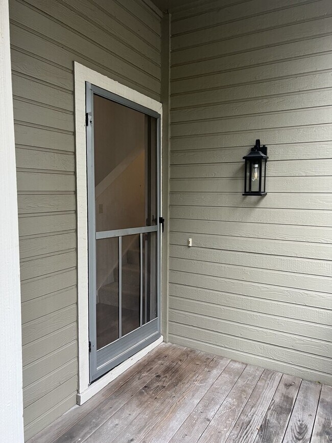 Building Photo - 235 Live Oak Cir