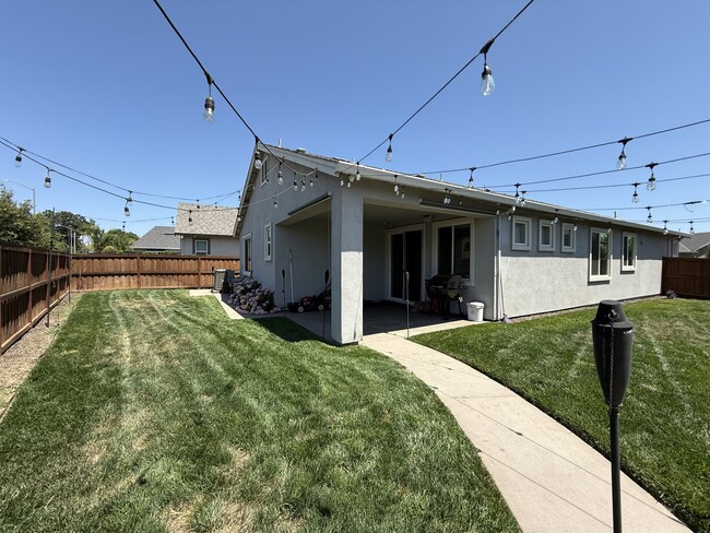 Building Photo - 3493 Rogue River Dr