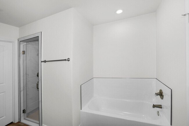 Building Photo - 7624 Woodford Ave