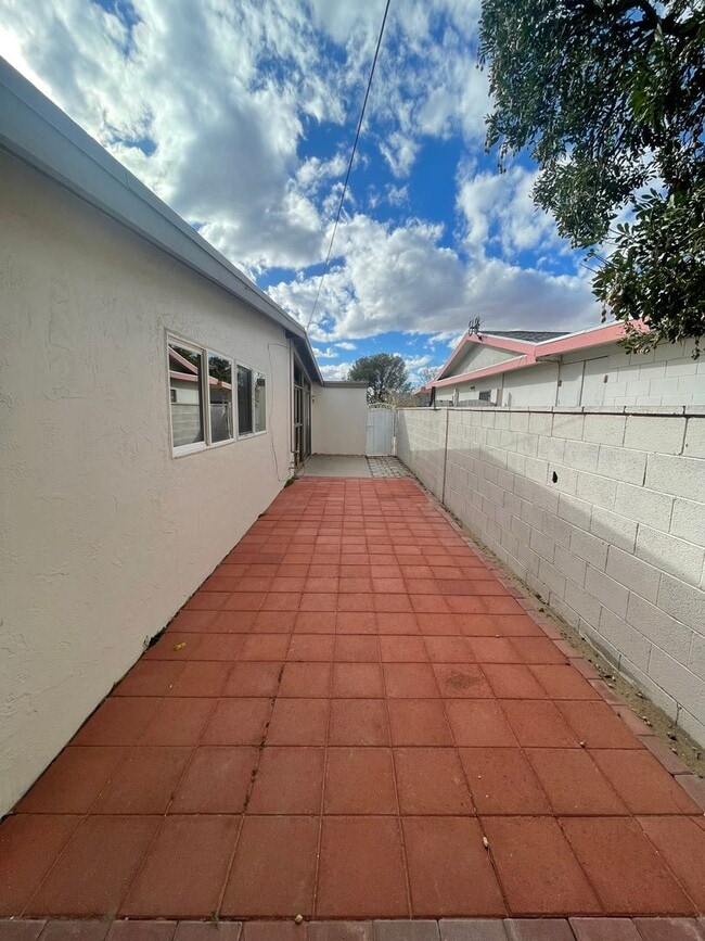 Building Photo - Beautifully Updated 3 Bedroom/2 Bathroom H...