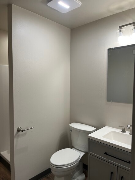 Building Photo - 608 S Jackson St