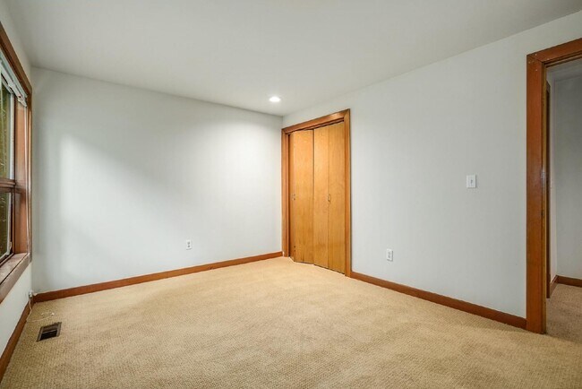 Building Photo - Outstanding Lake Sammamish Views. Private ...