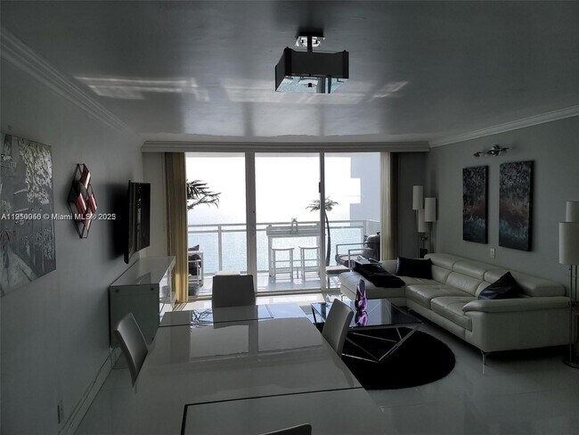 Building Photo - 2030 S Ocean Dr