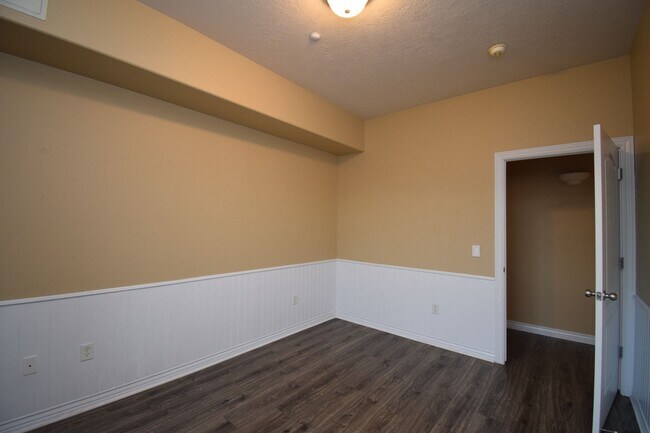 Building Photo - Great 2 Bed 2 Bath Unit in Millcreek!!!