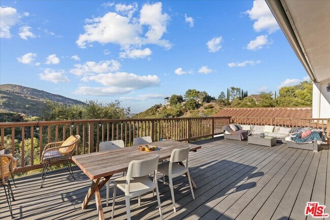 Building Photo - 2373 Tuna Canyon Rd