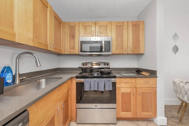 Building Photo - 4307 W Kennedy Blvd