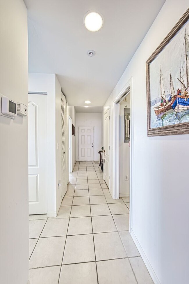 Building Photo - 3 bedroom 2.5 bathroom furnished condo