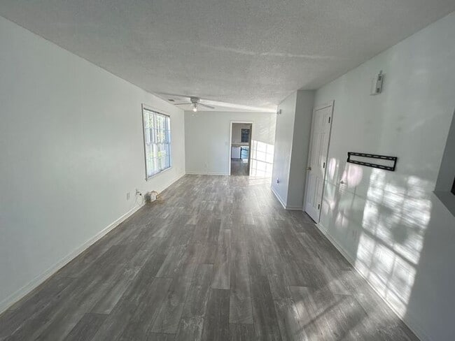 Building Photo - 112 Winterberry Ln