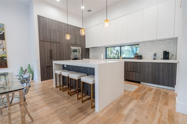 Building Photo - 709 Memorial Heights Dr