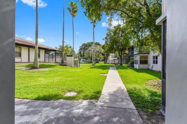 Building Photo - 345 W Laurel Dr