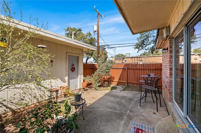 Building Photo - 619 Strings Dr