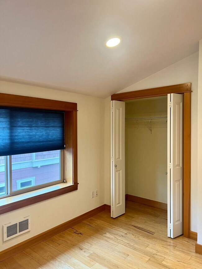 Building Photo - Available 1/0! Cozy townhouse in the Mt Baker neighborhood.