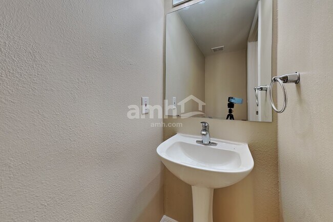 Building Photo - 30500 Birdhouse Dr