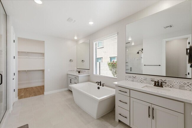 Building Photo - 2225 N 140th Dr