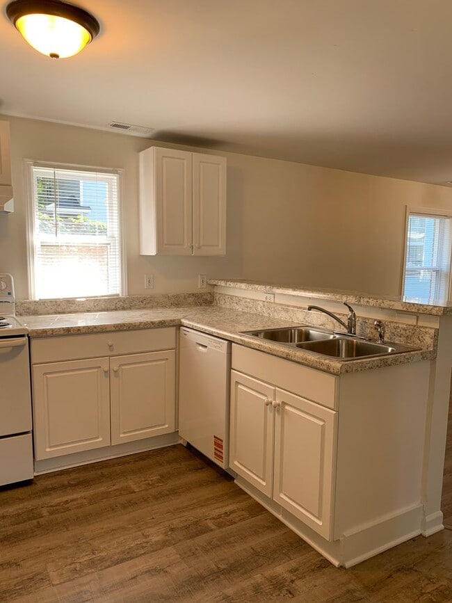 Building Photo - $500 OFF 1ST MONTH'S RENT! 3 Bedroom, 1 Bath house on Hillsdale Drive