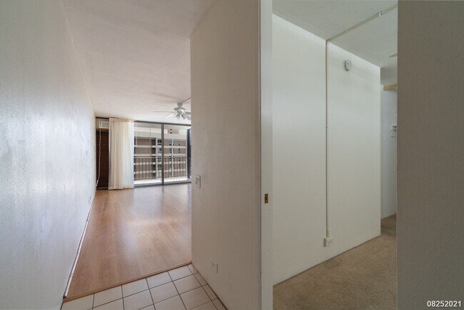 Building Photo - 1 Bed 1 Bath Camelot Condominium in Makiki