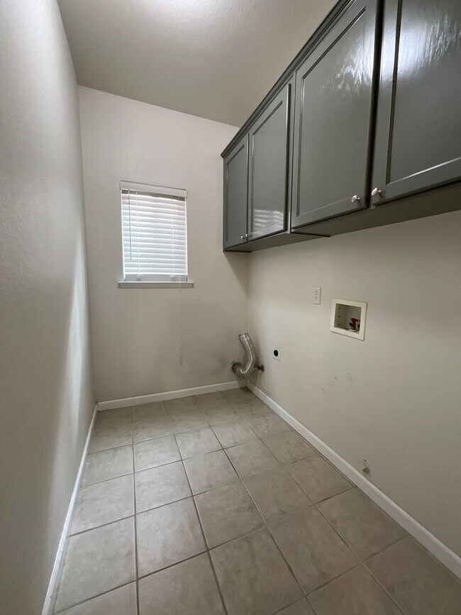 Building Photo - 2820 E Eclipse Ave