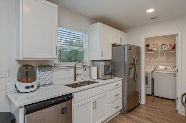 Building Photo - 691 S 11th St