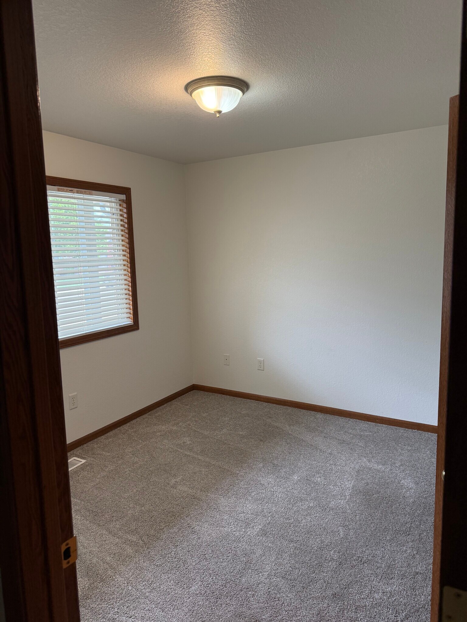 Building Photo - 3011 Ivy Dr