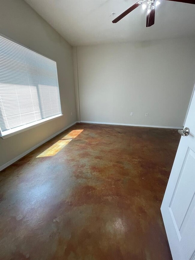 Building Photo - 910 W 25th St