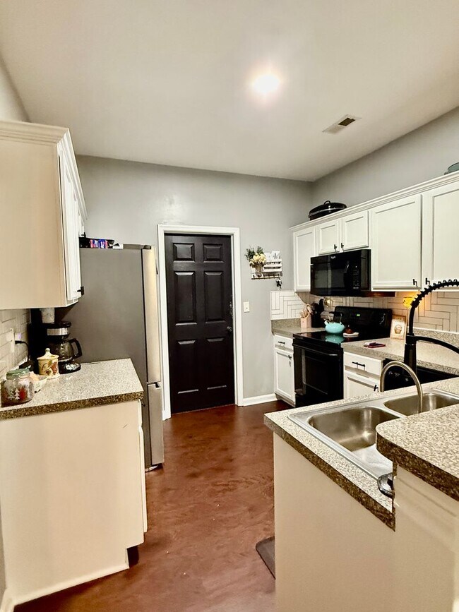 Building Photo - 3BD/2BA Updated Ranch on a Wooded Lot- Two...