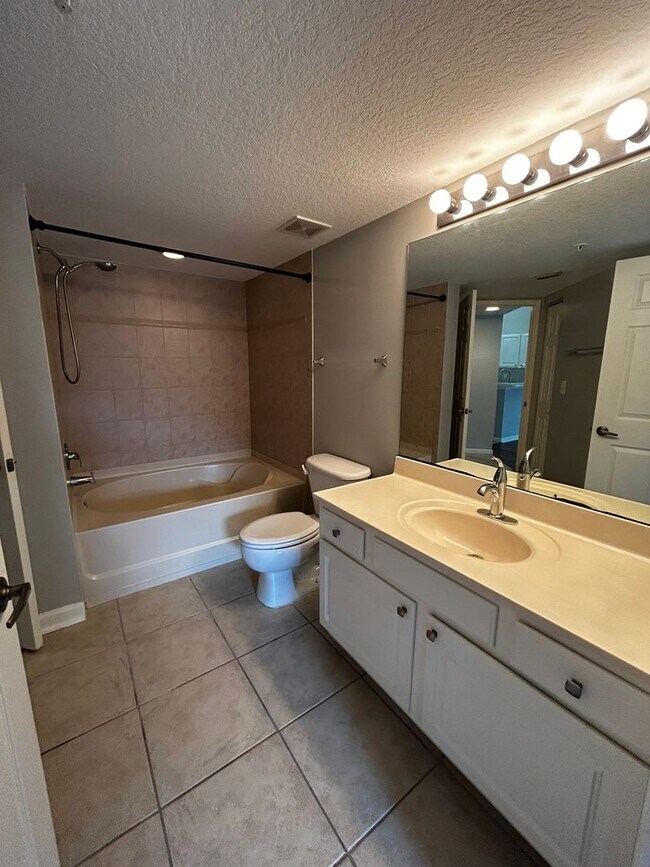 Building Photo - Spacious 1-Bedroom in “The Residence” FIRS...