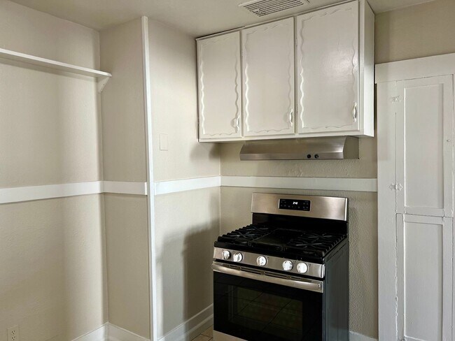 Building Photo - 1042 N Harrison Ave