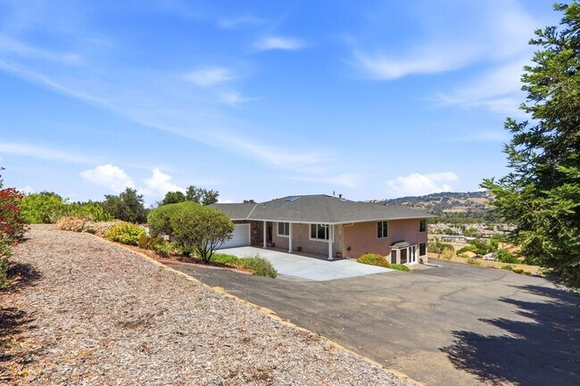 Building Photo - Million Dollar Views! Available Now!