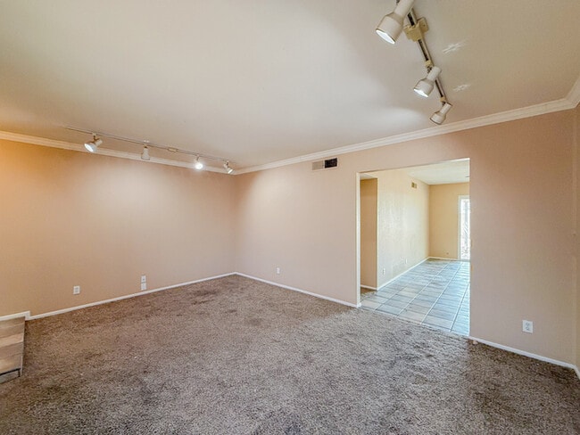 Building Photo - 2812 S Cottonwood Dr