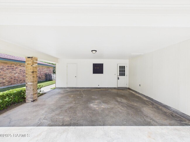 Building Photo - 302 Lark Dr