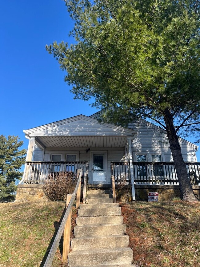 Building Photo - 3 bedroom, 1 bath Home - Available: August 2027!