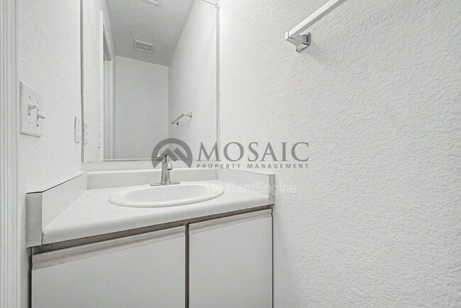 Building Photo - 2232 E Spruce Dr