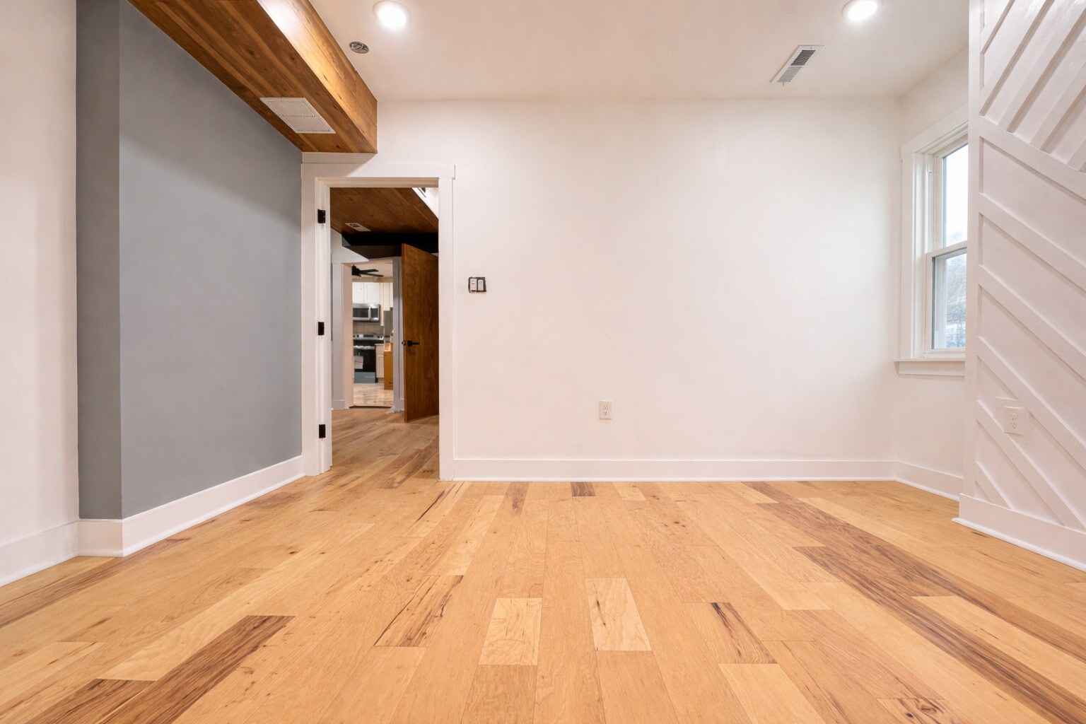 Building Photo - 5842 Hobart St