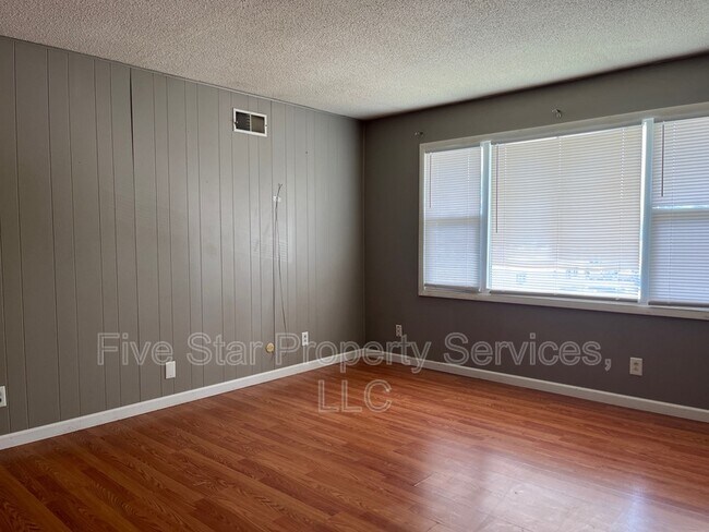Primary Photo - 205 W Allen St
