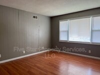 Building Photo - 205 W Allen St