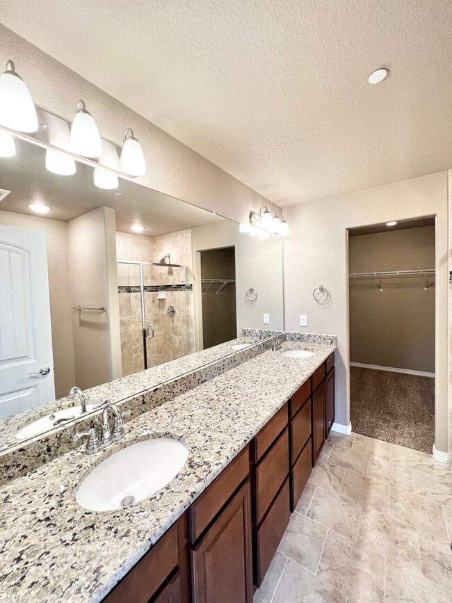 Building Photo - Beautiful 3 Bed, 3 1/2 Bath Townhome in We...