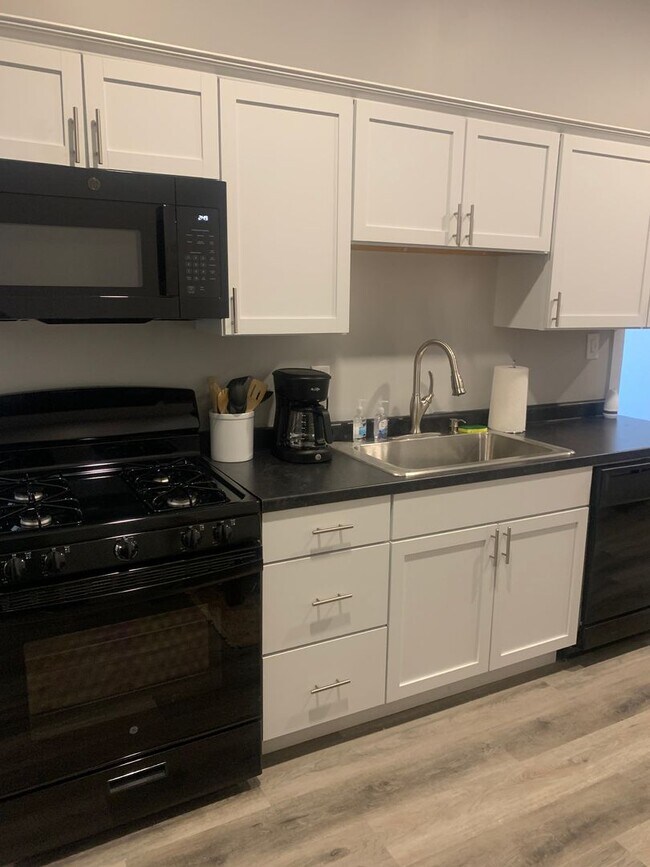 Building Photo - 1527 Poplar St