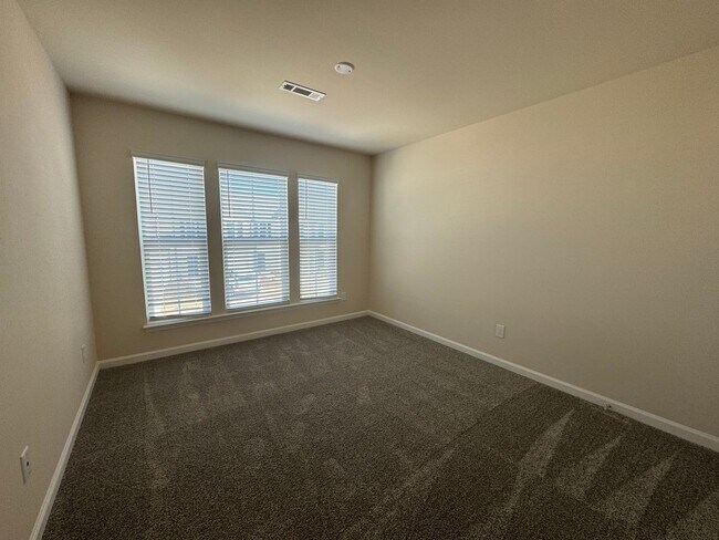 Building Photo - Stunning 3BR 2.5BA Townhome in Jamestown