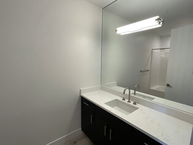 Building Photo - 2051 Cross St