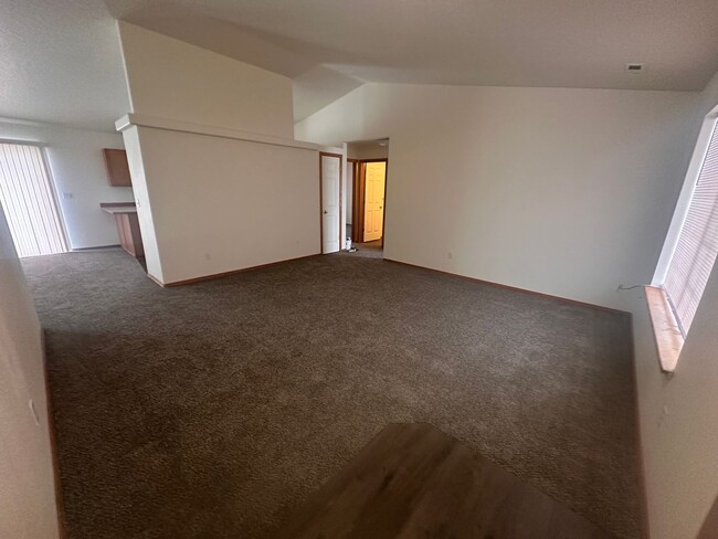 Building Photo - MOVE IN SPECIAL! New Carpet, flooring & pa...