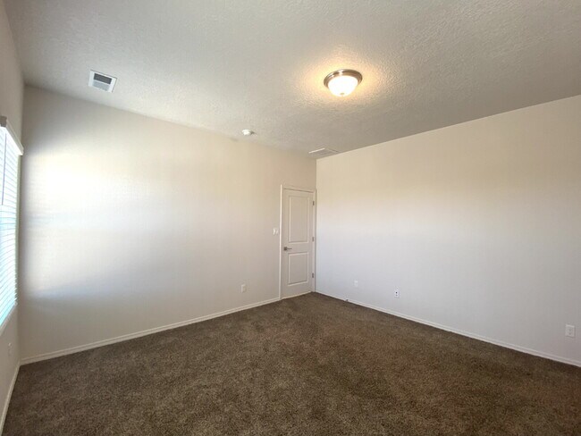 Building Photo - Enchanted Hills - 3BR/2Bath/Backyard Mountantain Views