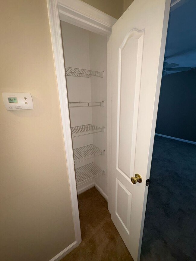 Building Photo - LARGE 2ND FLOOR CONDO