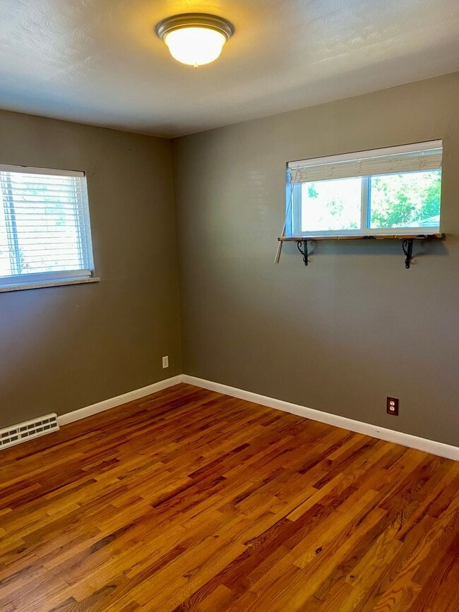 Building Photo - Available for 2026-2027 Fall Pre-Leasing! Charming 3 Bedroom House, conveniently located close to...