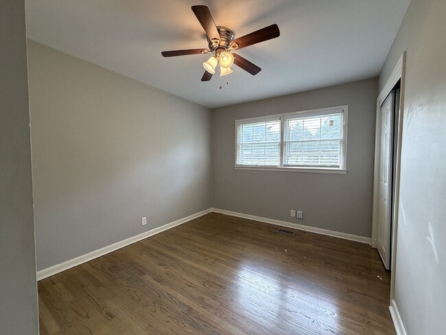 Building Photo - "Charming 3-Bed Home with Beautiful Hardwood Floors on Euclid Road!"