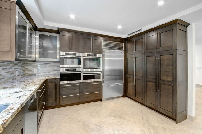 Building Photo - Rent this Beautiful 5 BEDROOM HOME NOW!