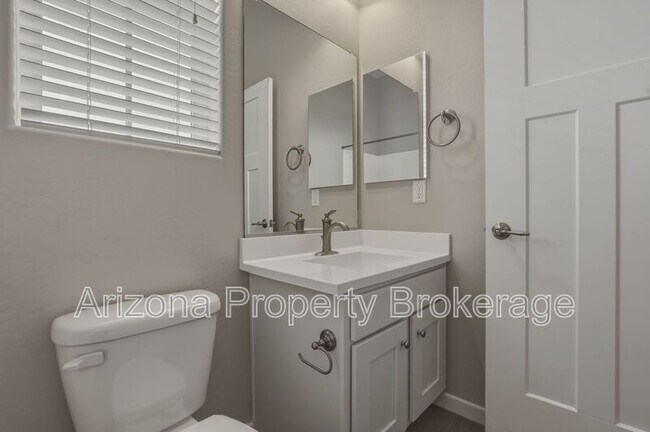 Building Photo - 2747 S Wildrose