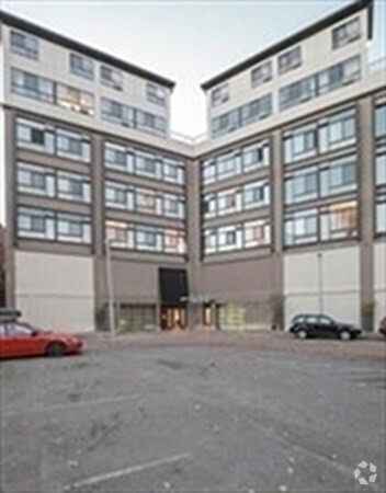 Building Photo - 13 Austin St