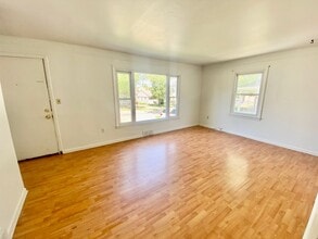 Building Photo - 4 bedroom house  Close to EMU in Ypsilanti- Available Fall 2026