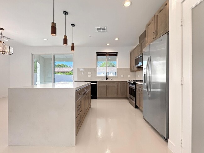 Building Photo - 33595 Rancho Vista Dr